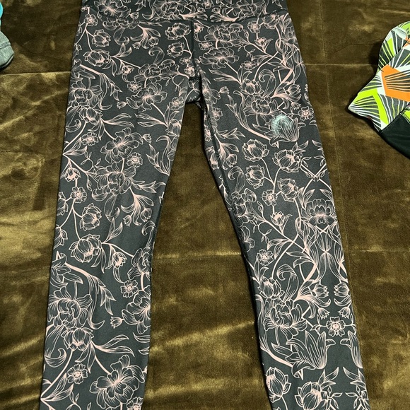 Bundle deal. 6 Woman’s size medium bundle of Fabletics - Picture 10 of 14